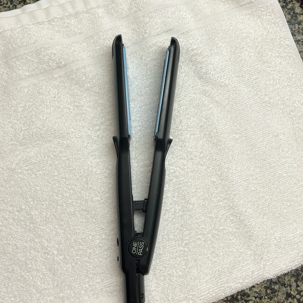 Bioionic 1.5” One Pass flat iron